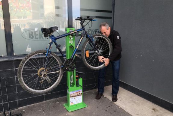 Köztéri kerékpárjavító-berendezést adtak át Sepsiszentgyörgyön 