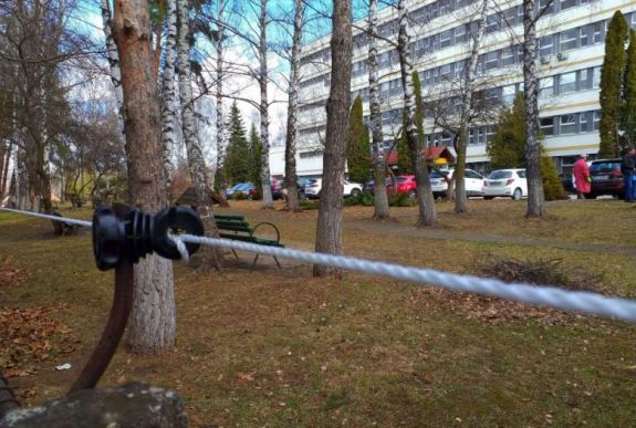 Villanypásztort szereltek a csíkszeredai kórház köré