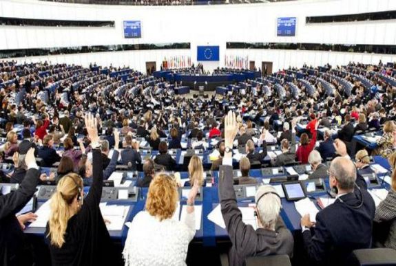 Az EP uniós vízummenteség megadását sürgeti Koszovónak