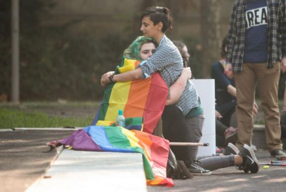 Ellenzi a kormány a bejegyzett élettársi kapcsolatról szóló törvényjavaslatokat