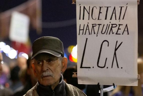 Több százan tüntettek szombat este Bukarestben a kormánykoalíció ellen