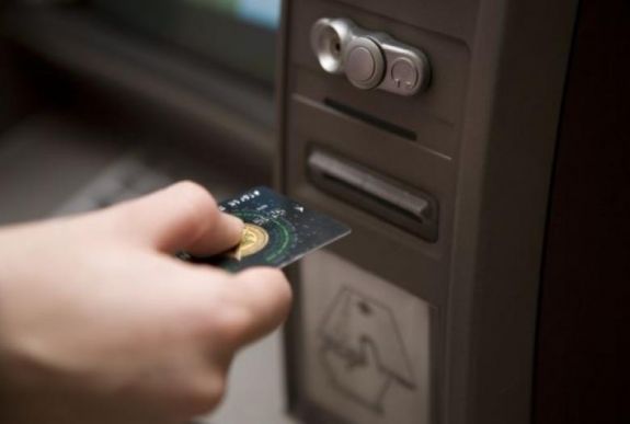 Szakértő: mi fogjuk kifizetni a bankadóval járó plusz költségeket