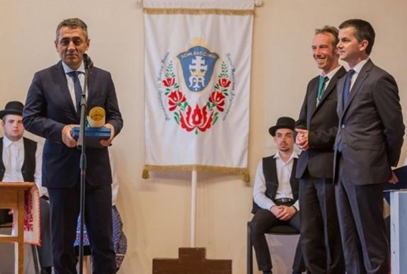 Katolikus gimnázium: díjjal köszönték meg az iskola újraindításához nyújtott segítséget