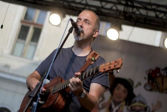 Zenével a „felületes” élet ellen – a megújuló Evilági zenekar vezetőjével beszélgettünk