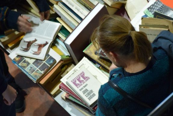 „A legjobb dolgok nem kerülnek pénzbe” – ingyenes könyvturkáló nyílt Kolozsváron