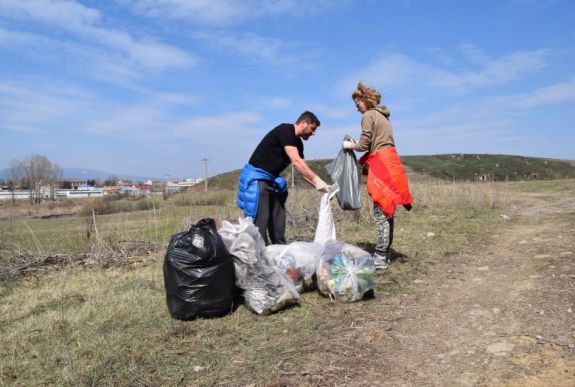 Önkéntesek megtisztították a csíkszeredai Suta-tó környékét