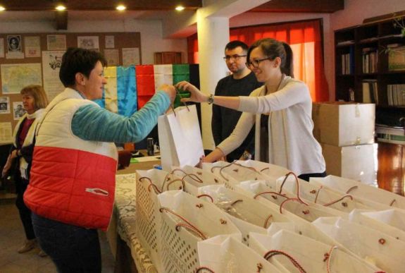 Több száz babacsomagot adtak át Háromszéken