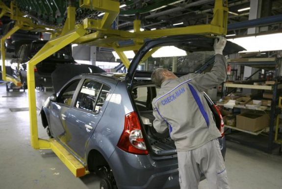 A Dacia gyár alkalmazottai is tiltakoznak a kormány épülete előtt