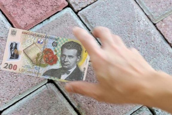 200 lejes bankjegyeket szedegettek fel a járókelők az utcáról