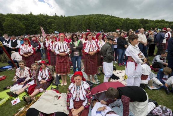 Pápalátogatás: lelki vezető nélkül érkeznek a csángók Csíksomlyóra