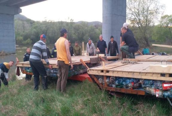 Már Arad megyében tutajoznak a gyergyói tűzoltók