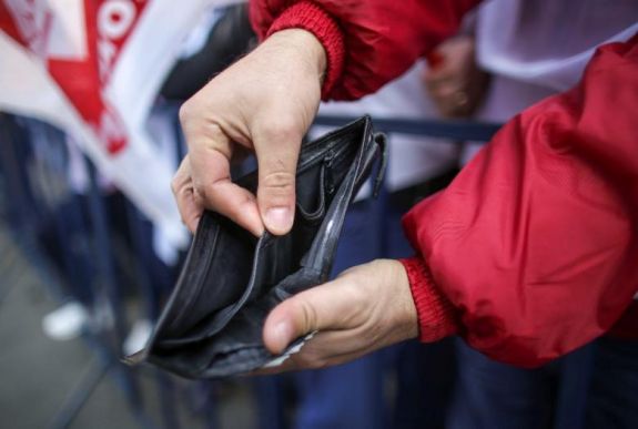 Felmérés: minden negyedik romániai szegénynek érzi magát