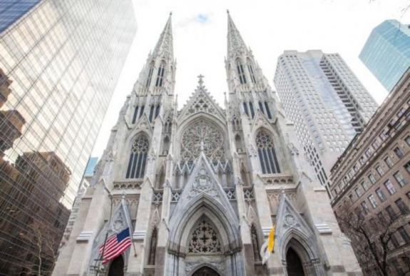 Egy férfi benzinnel akart bemenni a New York-i Szent Patrick katedrálisba