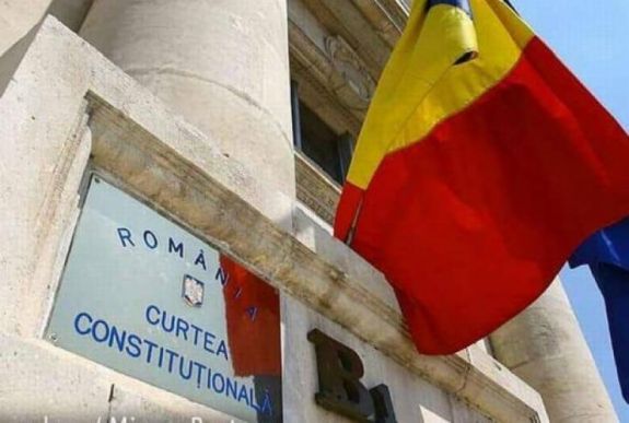 Halasztott az alkotmánybíróság a háromtagú bírói tanácsokkal kapcsolatos beadványról