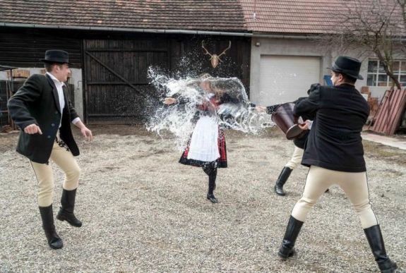 A nagypénteki féregűzéstől a locsolásig – néprajzkutatót kérdeztünk a húsvéti szokásokról