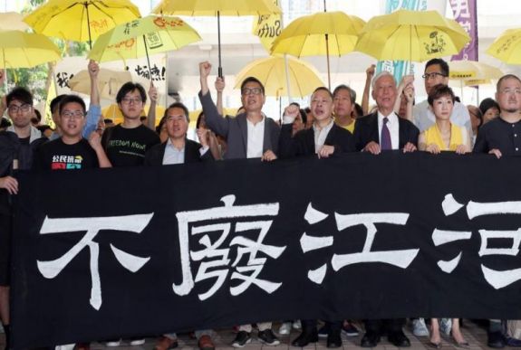 Börtönre ítélték a hongkongi „esernyős forradalom” szervezőit