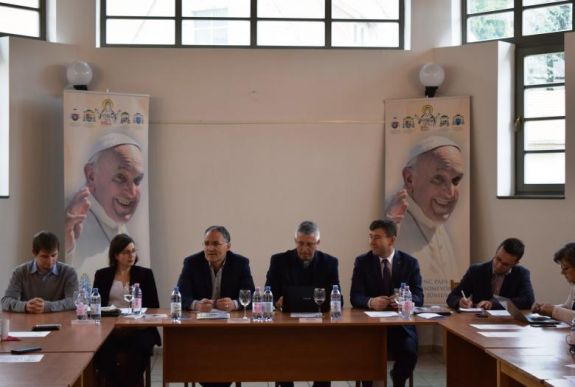 Pápalátogatás: négy méter magas székelykapu várja a zarándokokat