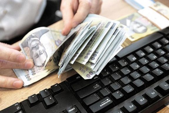 A fizetés- és nyugdíjemelések nagy része kölcsönből van