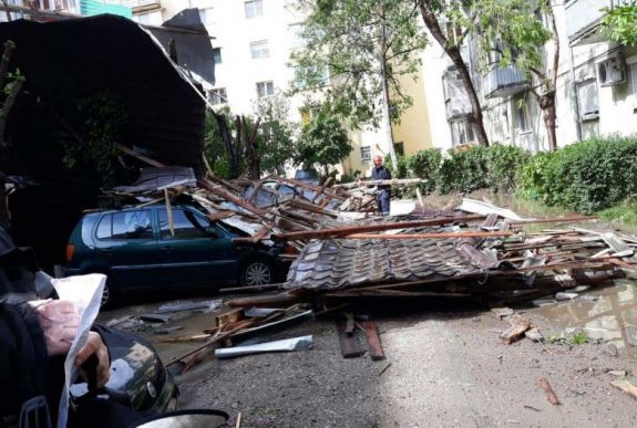 FRISSÍTVE - Fákat, táblákat csavart ki a vihar Temesváron