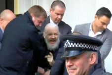Őrizetbe vették Londonban a WikiLeaks alapítóját