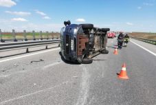 Durrdefekt miatt borult fel a kilenc utast szállító kisbusz