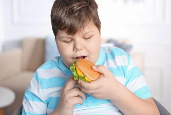 A szülők több mint fele észre sem veszi, hogy a gyereke elhízott