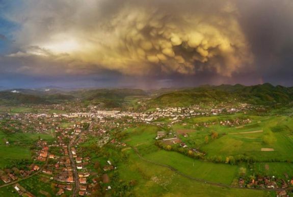 Félelmetes felhő képződött egy erdélyi település felett