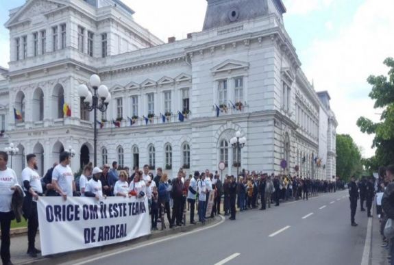 FRISSÍTVE – Tüntetők fogadták Lippán és Aradon a kormányfőt és kíséretét