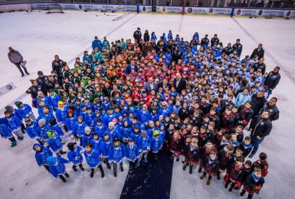 A jégkorong akadémia fiatal hokistáival énekelte a székely himnuszt Orbán Viktor