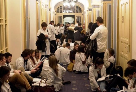 MOGYE-ügy: ismét eredménytelenül zárultak a tárgyalások a rektorral