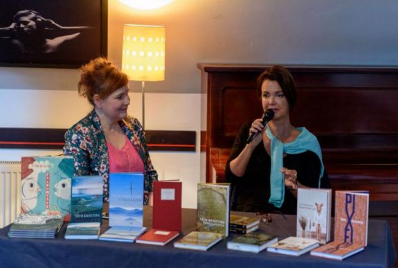 „Sötéten rasszista, áldott jó emberek” – Tóth Krisztinával beszélgettünk