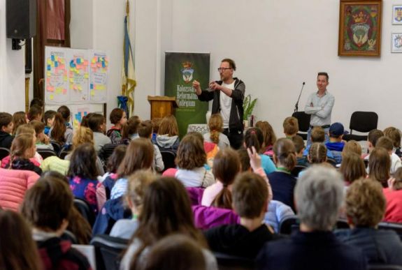 Több száz iskolás falta a könyveket Kolozsváron