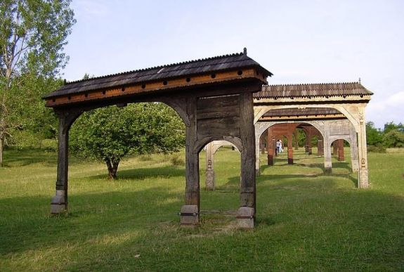 Zeteváralján készül a székelykapu Ferenc pápa látogatására