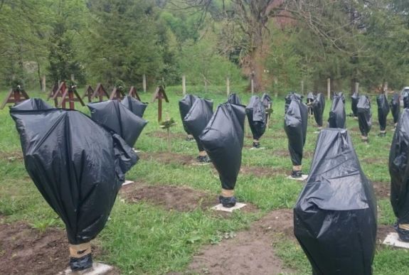 FRISSÍTVE - Úzvölgye: rendőrségi ügy lett az illegális keresztek letakarásából