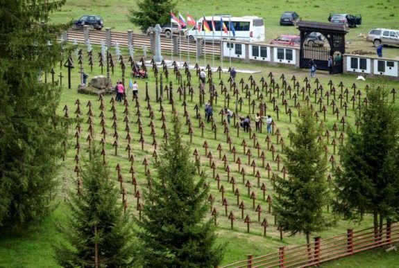 Román zarándokok is megjelentek az Úz-völgyében – a „feketezsákosok” nem bánják az akciójukat