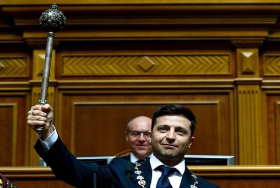 FRISSÍTVE – Zelenkszkij letette az elnöki esküt és feloszlatta az ukrán parlamentet
