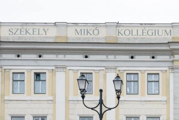 Pert nyertek Tanasáékkal szemben: marad a Mikó-felirat