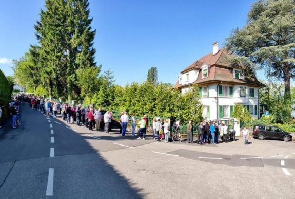 Tömött sorokban várakoznak a külföldön szavazó romániaiak