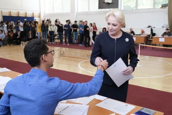 Dăncilă ígérete ellenére sem szavazott a referendumon, csak az EP-választáson