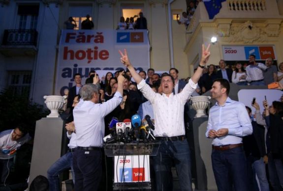 Előrehozott választásokat követel az USR