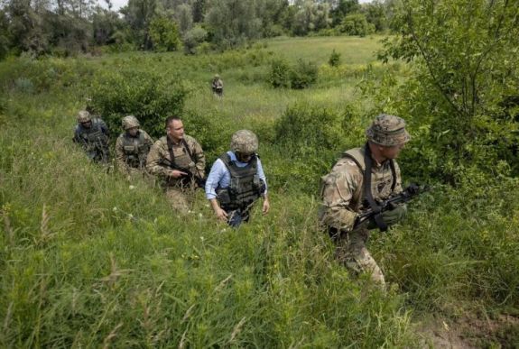 Az új ukrán elnök először látogatott a Donyec-medencei konfliktus övezetébe