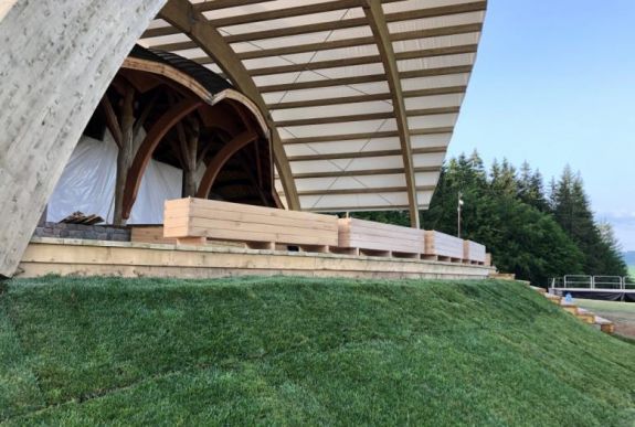 A pápa színeibe öltözik a Hármashalom-oltár