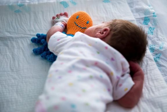 Zenével segítik a koraszülöttek agyának fejlődését svájci kutatók