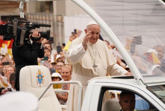 Ferenc pápa Romániában van: Bukarestben tölti első napját az egyházfő (percől percre)