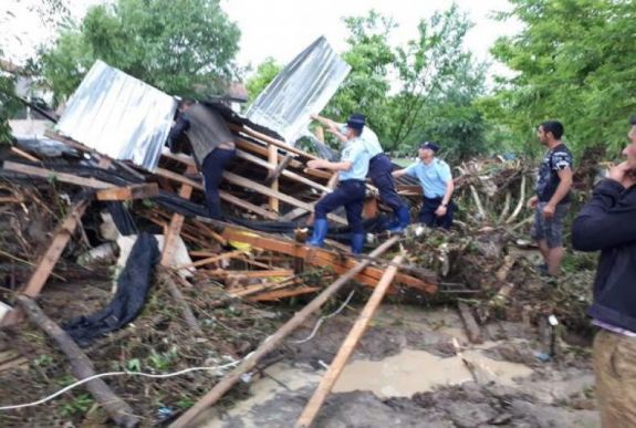 FRISSÍTVE - Házastól sodorta el őket az ár, egy kislány meghalt