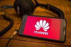 Huawei alapítója: magánvállalat ne váljon politikai játszmák tárgyává