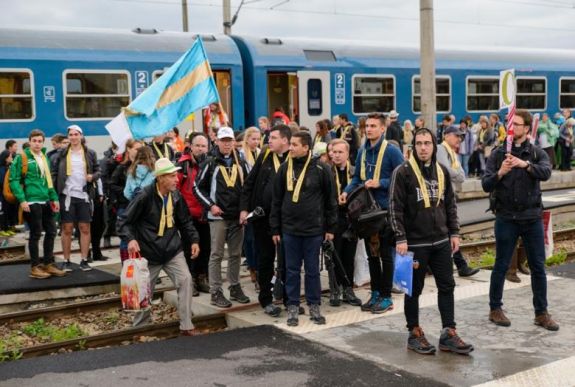 Érkeznek a zarándokok a pápai szentmisére – énekelve vonulnak Csíksomlyóra