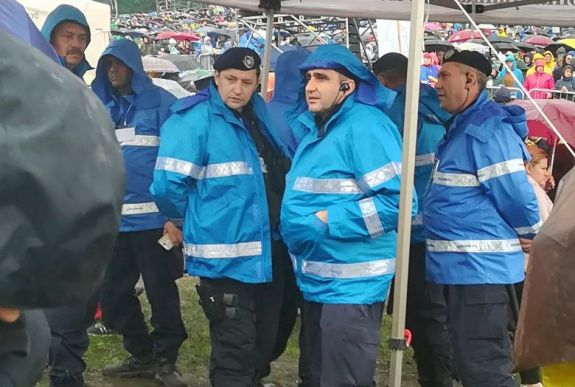 Biztonsági ellenőrzés nélkül léphettek be a szektorokba a zarándokok