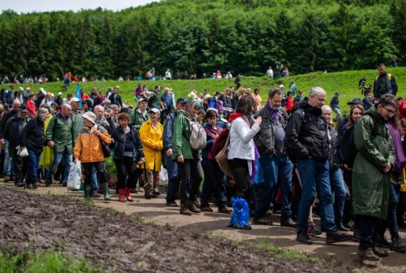 Egymást segítve vonultak le a zarándokok a pápai szentmise után (FOTÓGALÉRIA)