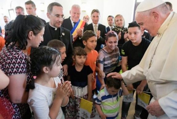 Ferenc pápa bocsánatot kért a romáktól az egyház nevében 